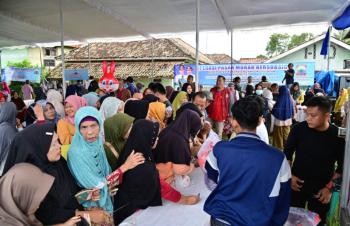 Sediakan Sembako Murah, Operasi Pasar Murah Pemkab Lampung Selatan di Kecamatan Kalianda Diserbu Warga Lampung Selatan